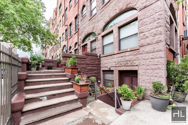 Photo - 5 AVENUE Unit 2