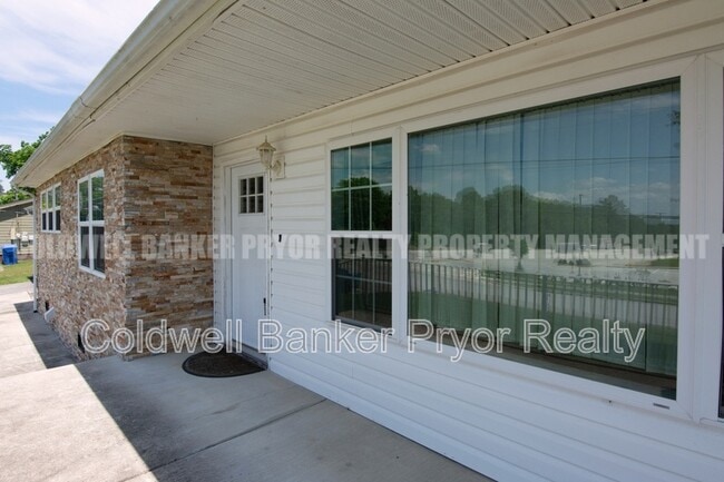 Photo - 4890 College Dr E