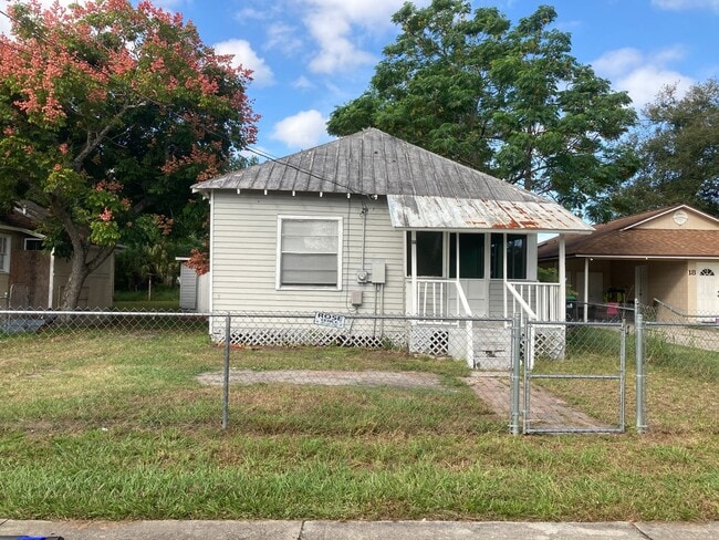 Building Photo - 3 bedroom 1 bath Rental