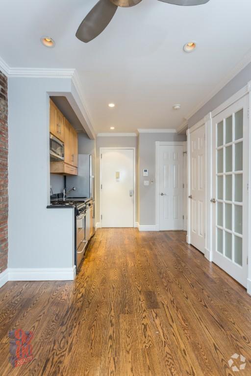 Building Photo - 420 E 9th St Rental