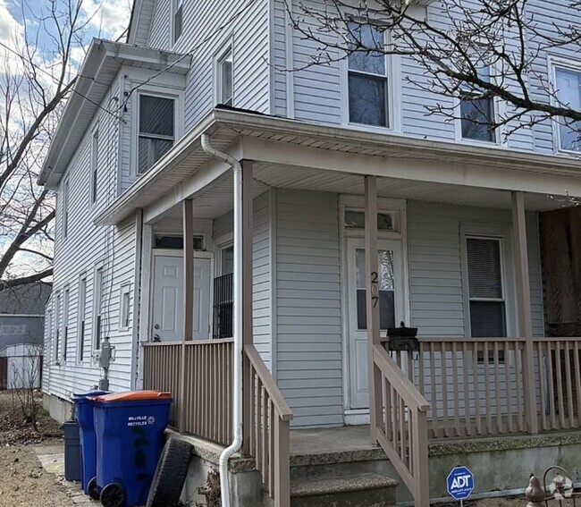 Building Photo - 207 E Broad St Rental