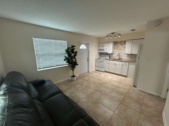 Photo - "Cozy 1-Bedroom Apartment in St. Petersburg – 550 Sq Ft of Comfort & Convenience!" Unidad 7th St N - 3