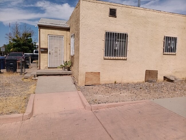 Building Photo - 2 bedroom, 1 bath Close to University! Rental