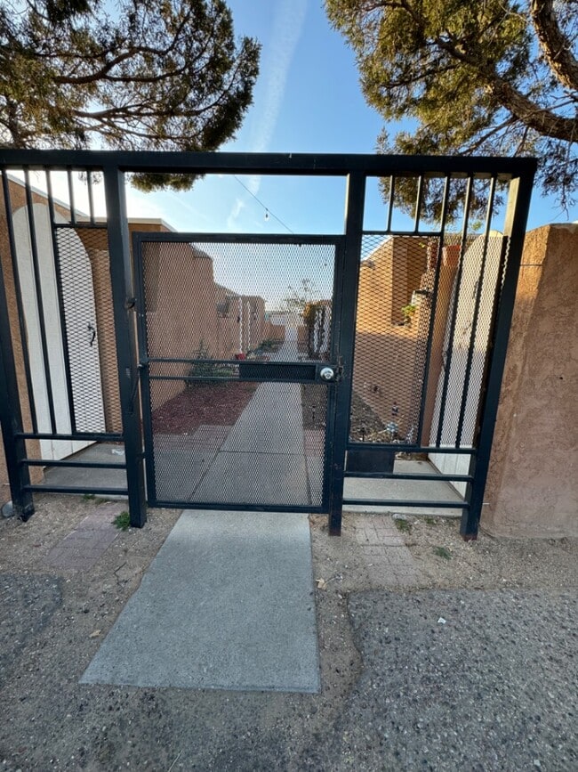 Photo - 932 San Pedro Dr SE