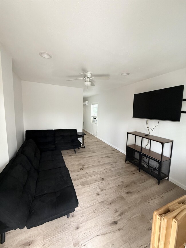 Photo - 2213 Holton St