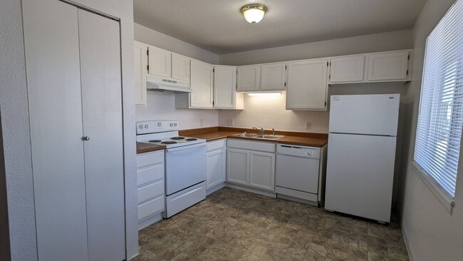 Building Photo - 3450 Cochran Dr Unit A