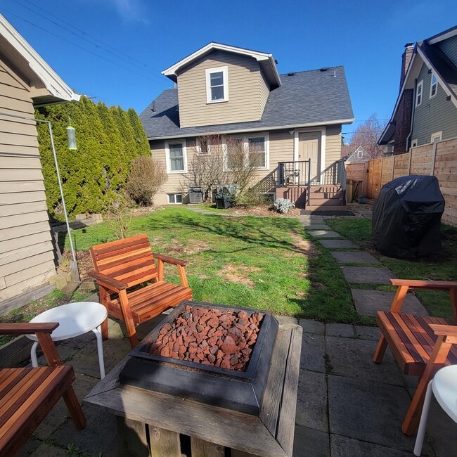 Building Photo - 3435 NE 38th Ave Unit B