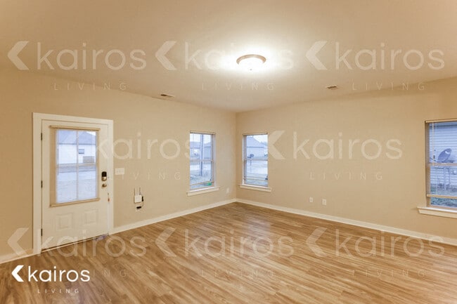 Photo - 611 White Oak Cir