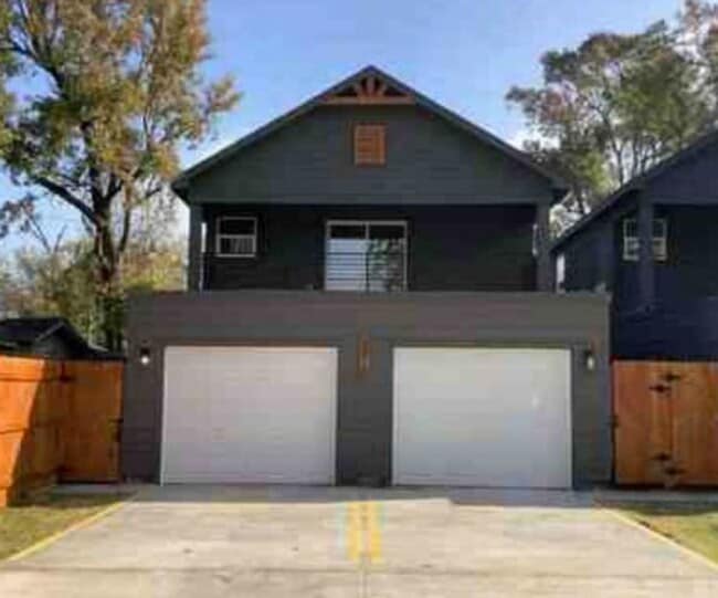 Building Photo - Stunning Duplex with Garage & Modern Finishes