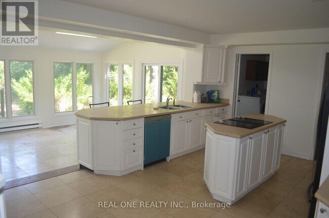 Photo - 465 Woodland Acres Crescent