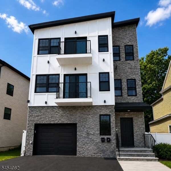 Building Photo - 627 Thomas Blvd Unit 1