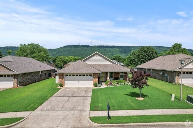 Building Photo - Mountain Views! Rental