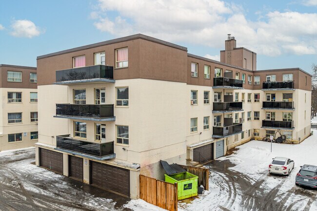 Photo - 3894 Bathurst St