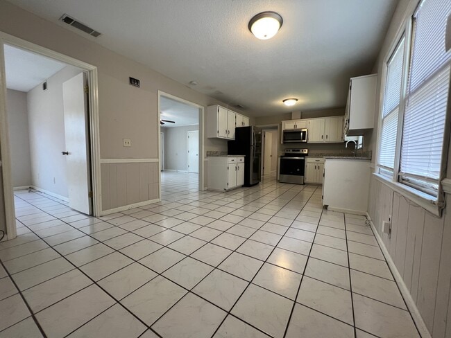 Photo - 809 Robin Hood Trail