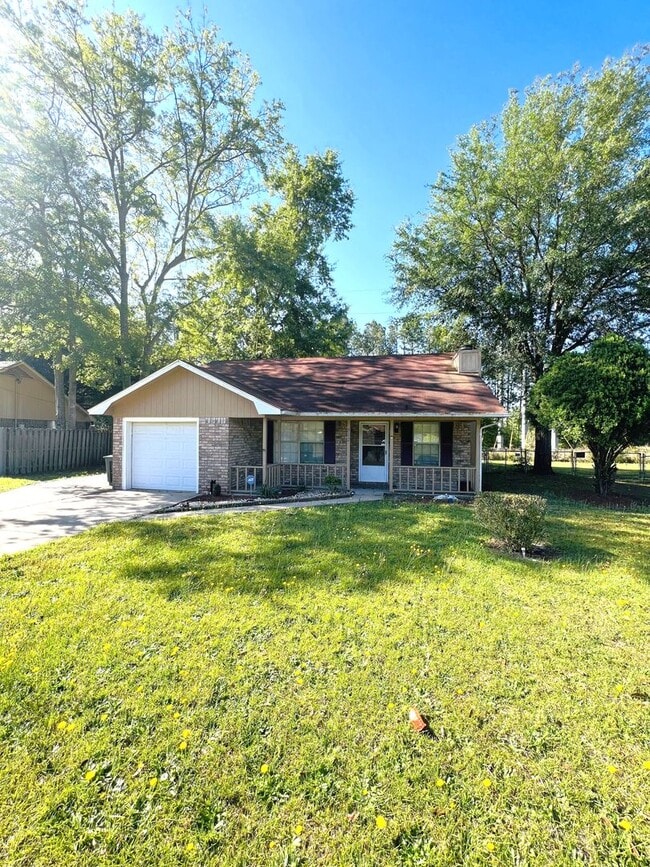 Convenient Comfort: 3-Bed, 2-Bath Home Nea... - Convenient Comfort: 3-Bed, 2-Bath Home Nea...