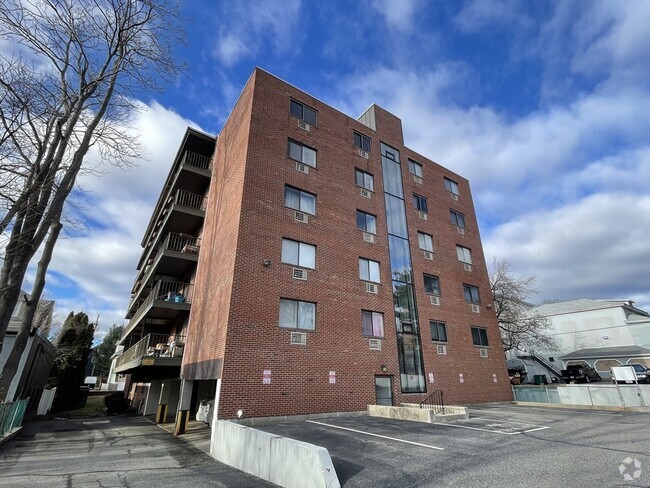 Building Photo - 12 Pond Ln Unit 10 Rental