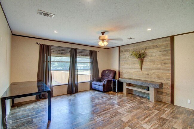 Photo - 4BD/2BA home with fenced back yard.