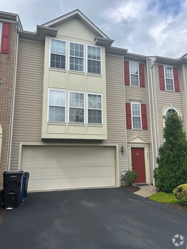 Building Photo - 3 Bedroom Townhouse