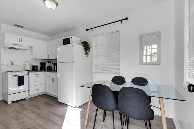 Building Photo - 925 SW 15th Ave Unit . Rental