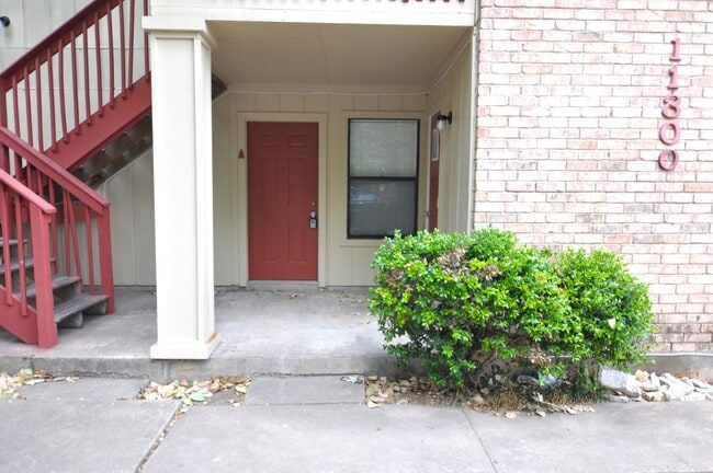 Building Photo - Amazing unit, perfect location! Rental