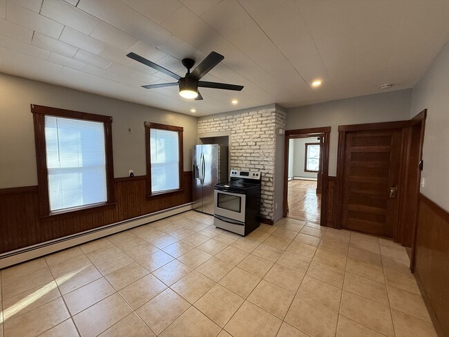 Building Photo - 8 Beckman St Unit 2