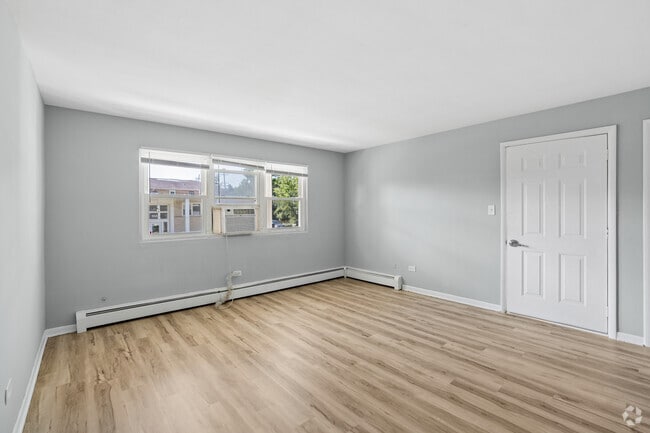 2BR, 1BA - 900SF - Living Room - 1024 E Division St