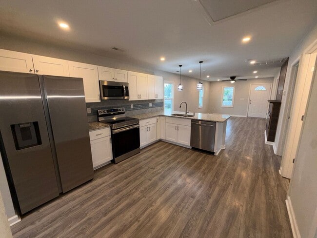 Photo - Welcome to this charming 3 bedroom home in Suffolk "ASK ABOUT OUR ZERO DEPOSIT"