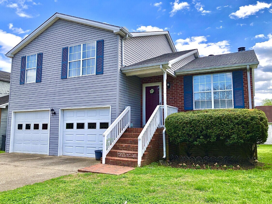3Bed/2Bath in Hendersonville with Communit... - COMING SOON... Split-Level 3Bed/2Bath in H...