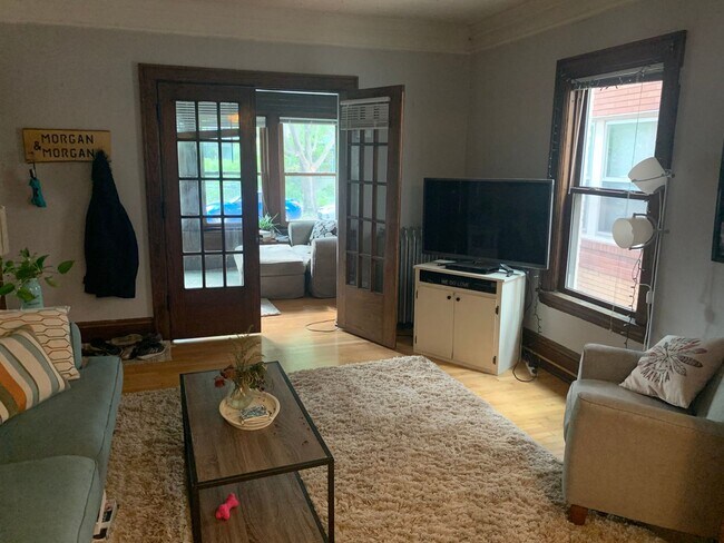 Photo - Lovely 2Br / 1Ba South Uptown Condo w/ Har... Unit 2