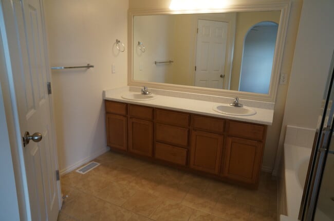 Photo - 944 Longleaf Dr