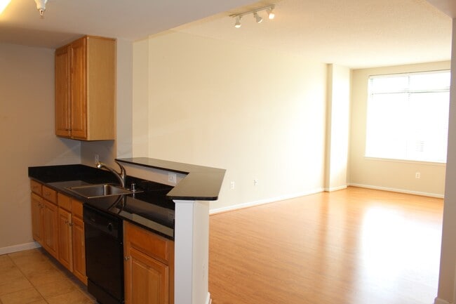Photo - Luxury Condo 1 bed/1bath - 14th floor, Nice amenities, METRO! Unit 1422