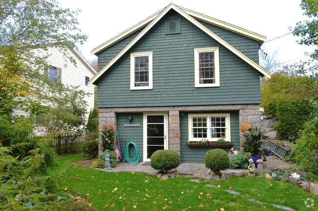 Building Photo - Winter Rental: Available Oct. 1-May 31 (Ut...