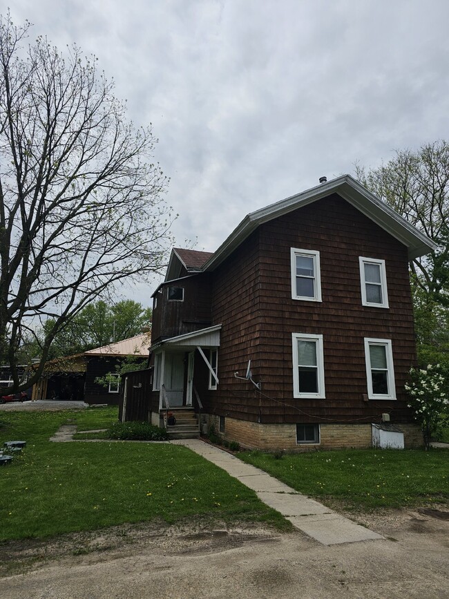 Photo - "Cozy & Convenient 2-Bedroom Duplex In Neenah – 800 Sq Ft of Comfortable Living!" Unit B