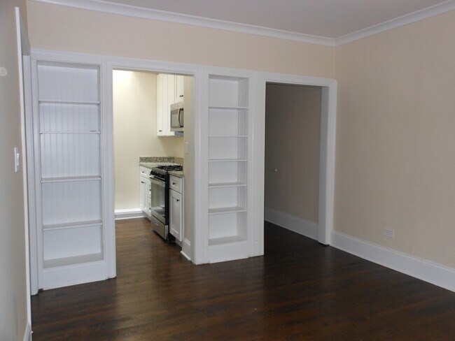 Estanterías empotradas - 805-09 West Elm St.