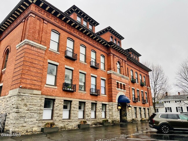 Building Photo - 77 Van Dam St Unit 204