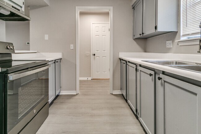 Photo - Newly Renovated 2bed 2 bath !Townhome