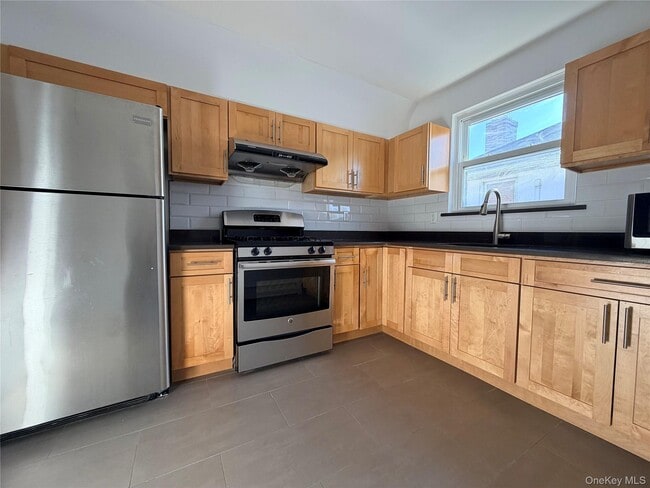 Building Photo - 210-10 56th Ave Unit 2nd Fl