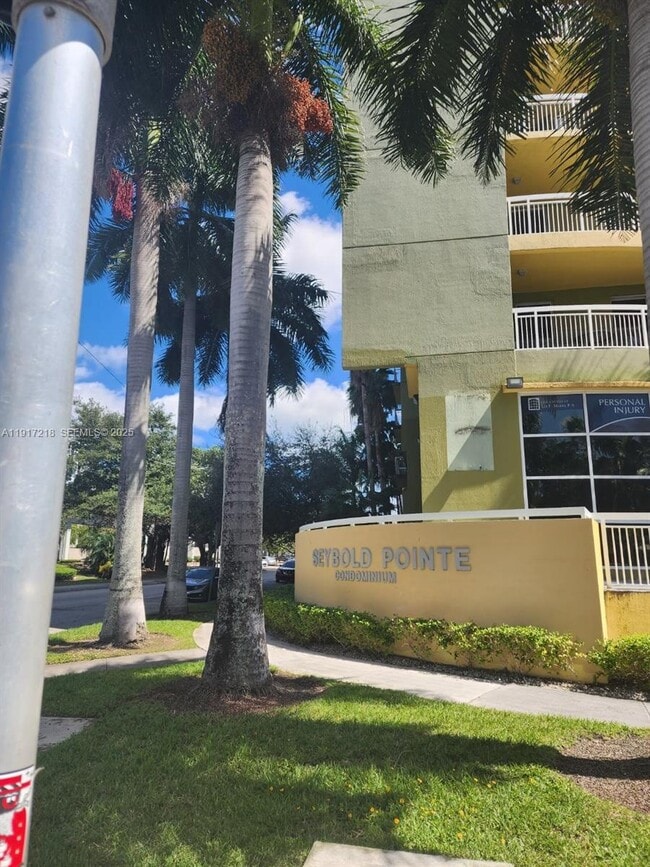 Building Photo - 816 NW 11th St Unit 1004