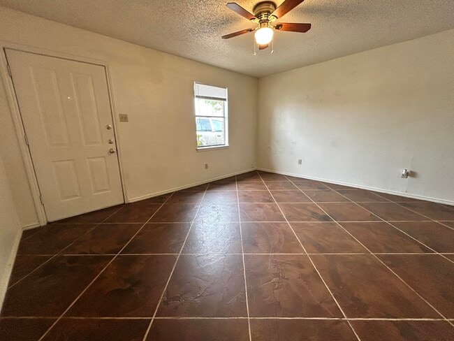 Photo - 4622 Erskine St