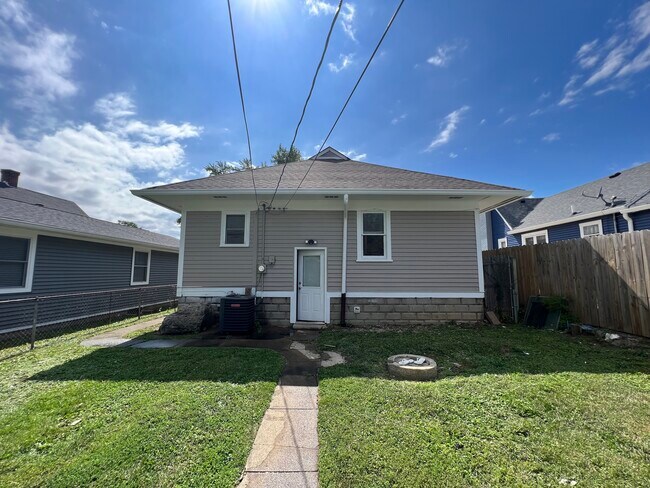 Photo - 2145 Singleton St