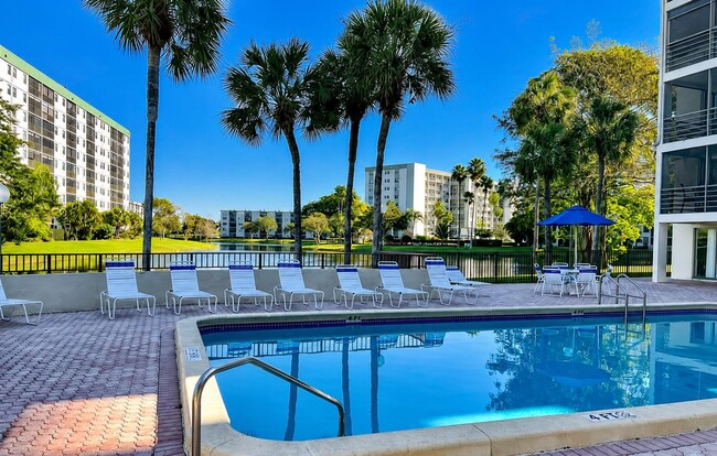 Building Photo - 2307 S Cypress Bend Dr Unit 207a