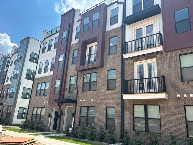 Building Photo - Luxury Condo in Raleigh - 3 beds|2.5 baths...