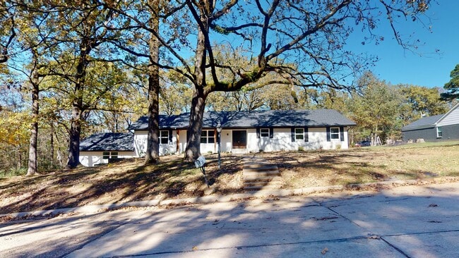 Building Photo - 10 Sweetbrush Ave Rental