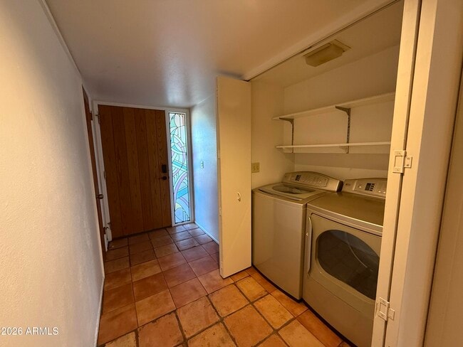 2114 S La Rosa Dr