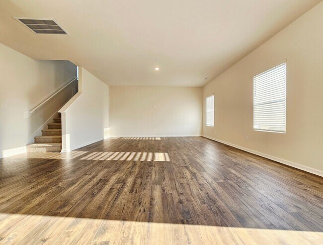 Photo - 349 Wicklow Ln