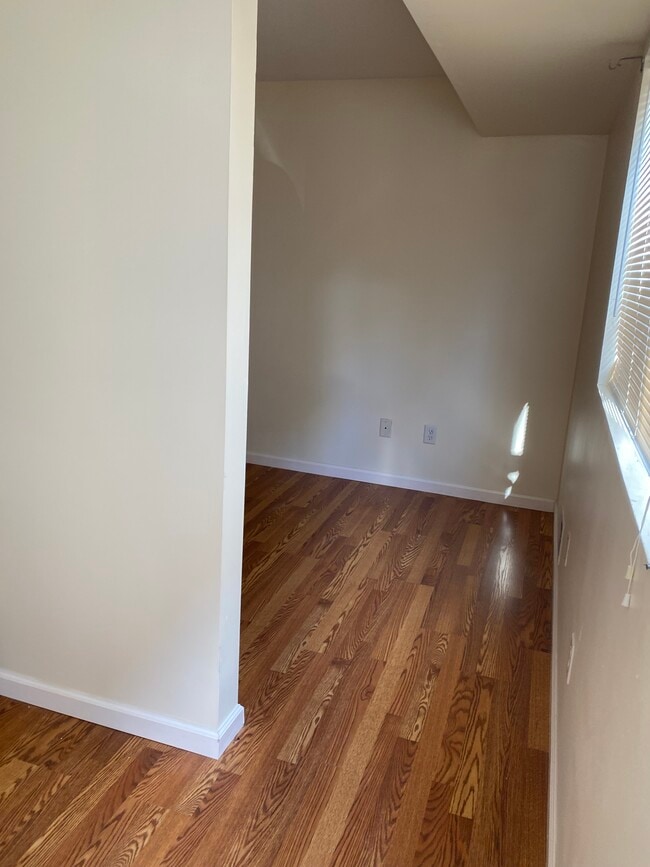 Photo - 123 Amity Pl Unidad Modern One-Bedroom