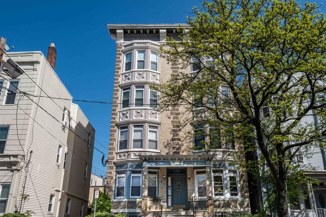 Building Photo - 310 Palisade Ave Unit 9
