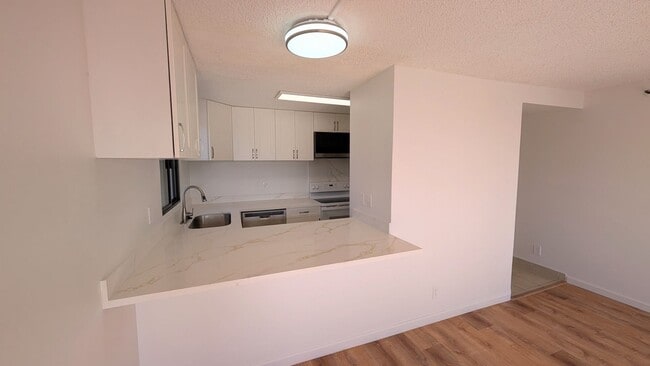 Photo - Newly remodeled Large 3 bed/2 bath/2 parking end unit with ocean and city views Unit 707