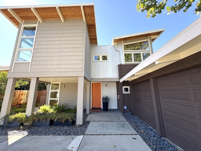 Building Photo - Beautifully Updated 5-Bedroom Home coming ...