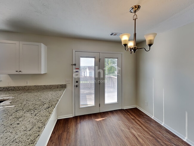 Photo - 2114 Debbie Ln